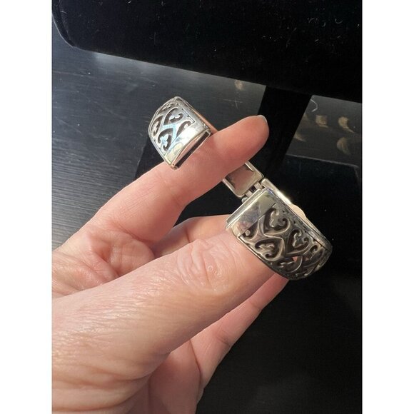 Vintage 1/2" Wide Brighton Open Hearts Hinged Bangle Bracelet Silver Plate - Picture 3 of 5